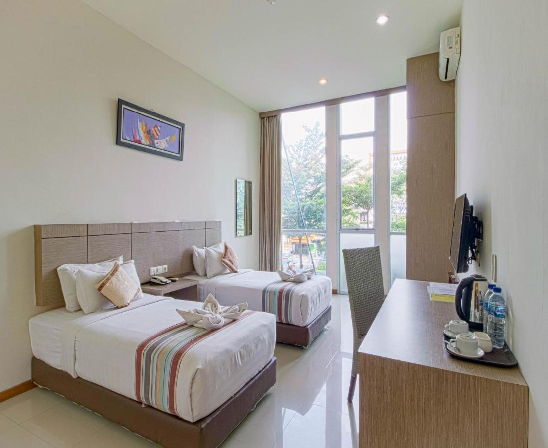 Putra Mulia Hotel Medan Exterior photo